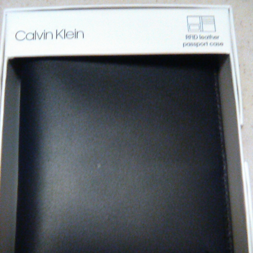 New Men's Calvin Klein Blk Leather Passport Case